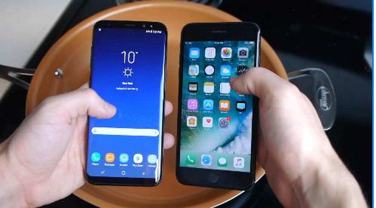 Choang vang xem Galaxy S8 Plus, iPhone 7 Plus do suc trong nuoc soi-Hinh-2